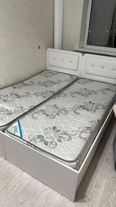 Продам кровать, матрас, стол и комод