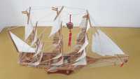 Barca artizanală din lemn