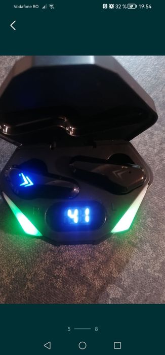 Căști wireless pentru gaming, cu control tactil și afișaj led, noi