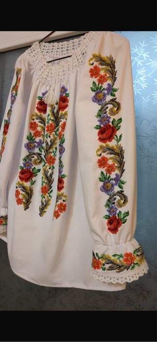 Ie traditionala cusuta manual cu margele