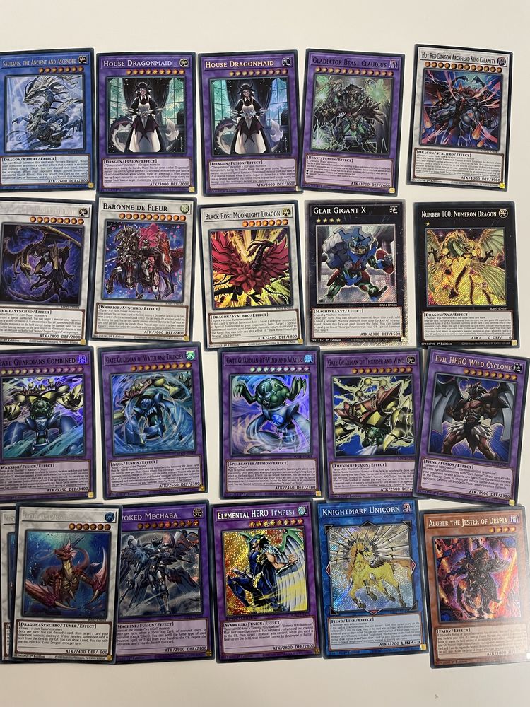 550+  карти Yu-Gi-Oh с метална кутия
