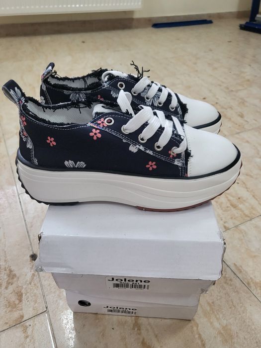 Дамски спортни обувки