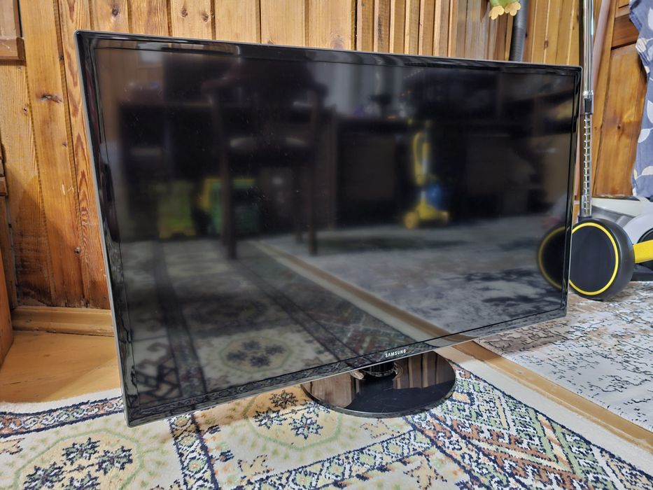 Телевизор Samsung 32 LED UE32F4000AW в отличном состоянии как новый.