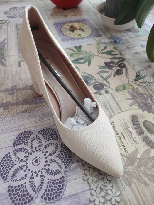 Бели официални обувки