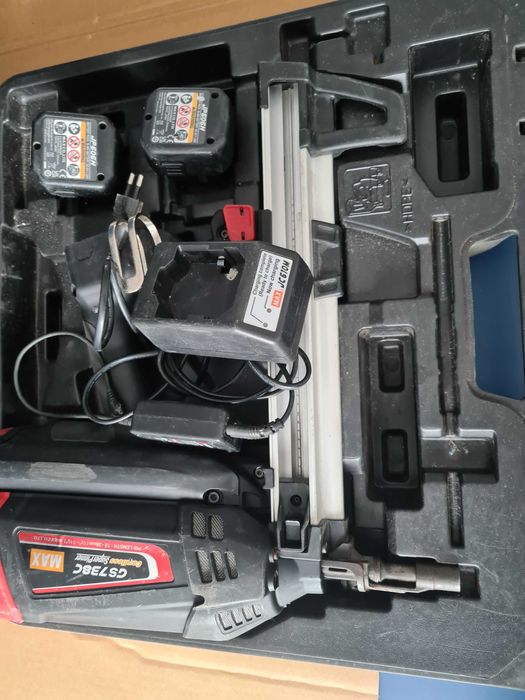 MAX GS 738 C, aparat de bătut cuie în beton cu gaz