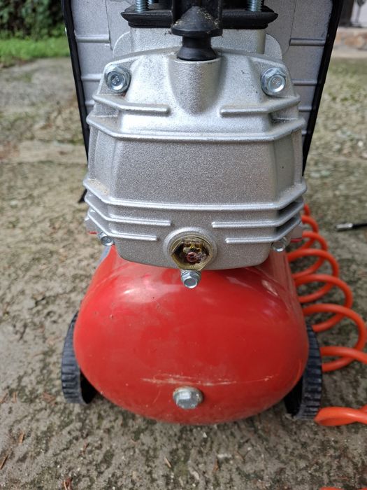 Монофазен бутален компресор Black & Decker BD205/24, 1.5 kW, 210 л/мин