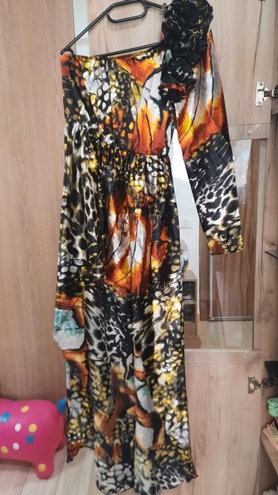 Rochie cu un umar gol si o maneca lunga