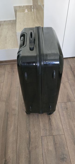 Черен пластмасов куфар