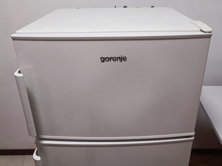 Продавам хладилник с горен фризер  Gorenje RF420BW