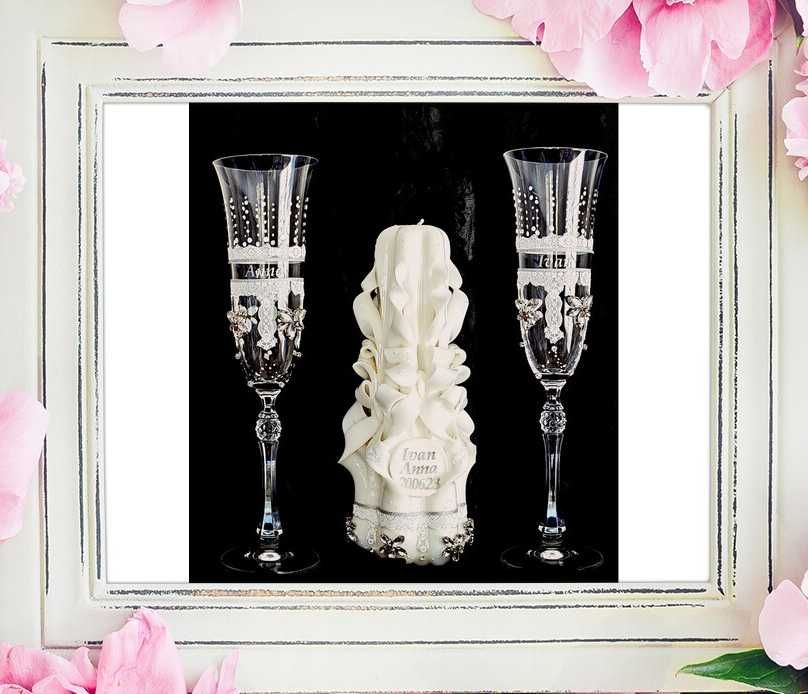 Сватбени чаши с дантела и камъни и свещ за годишнина