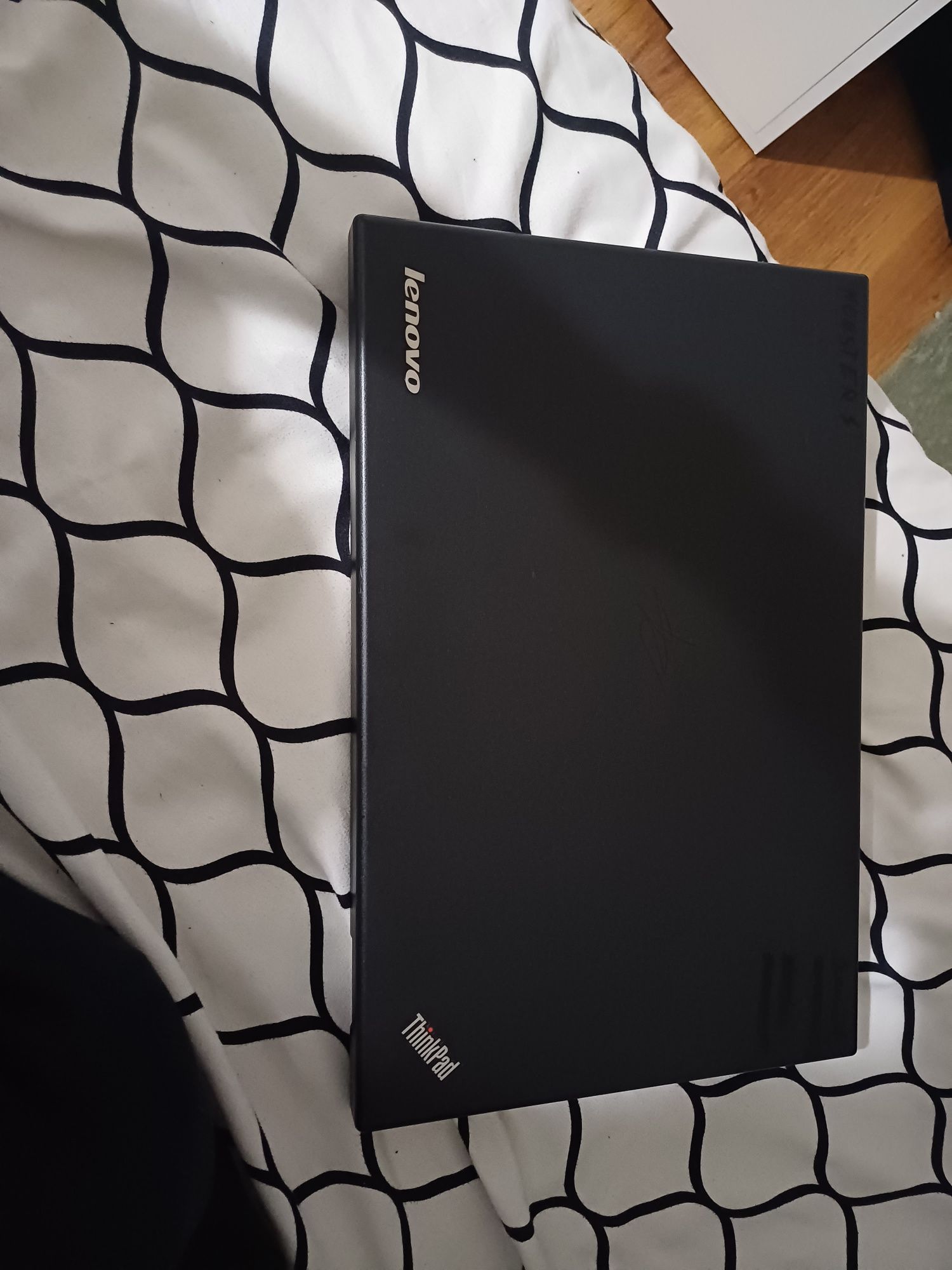 Laptop Lenovo ThinkPad, i3, GeForce 1030 +încărcator ,husă și mouse o