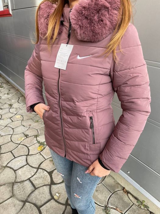 Geaca   damă îmblănită
Blăniță detașabilă de la glugă 

Mărimi 
Roz