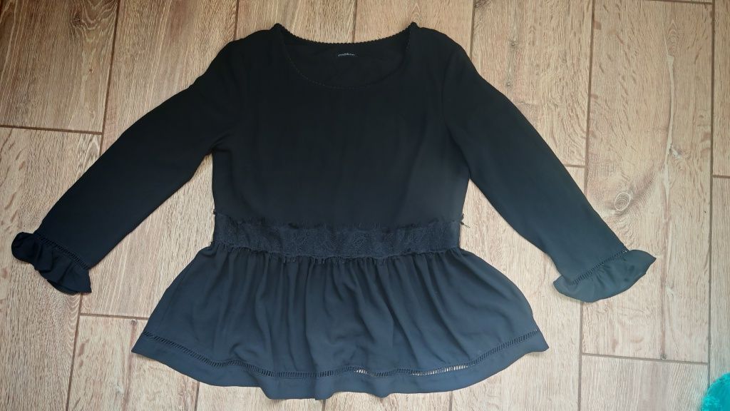 Bluza neagra cu volan și dantelă, mărimea M, Motivi,35 ron