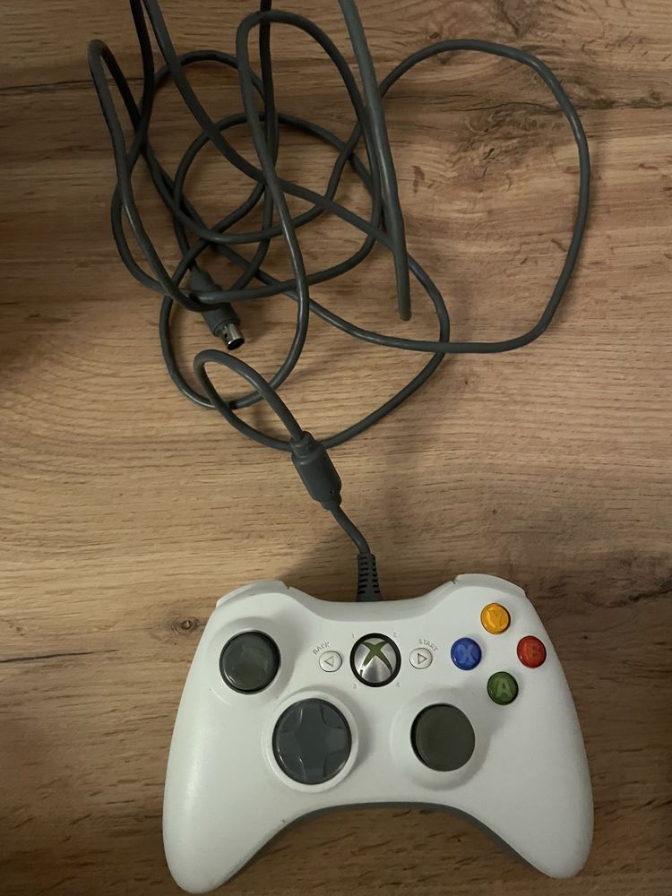 XBox 360 cu 14 jocuri și 4 Controller