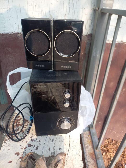 Компьютерный усилитель с двумя колонками