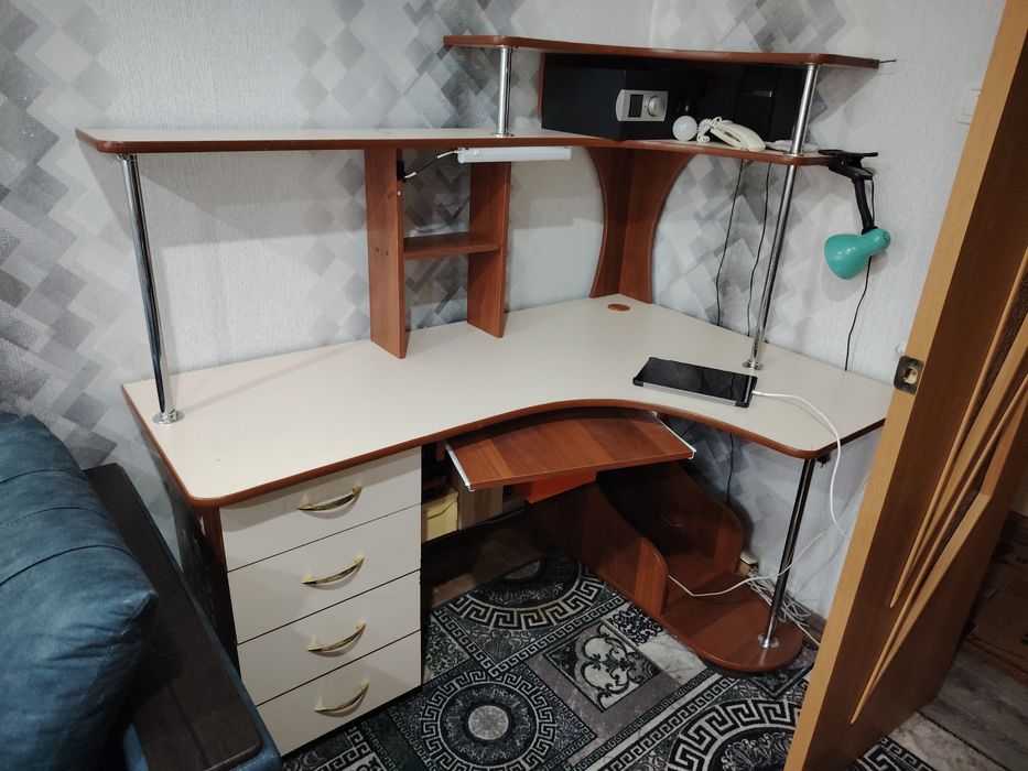 Продам компьютерный стол