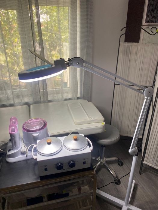 Vând posturi coafor oglinzi scaune
