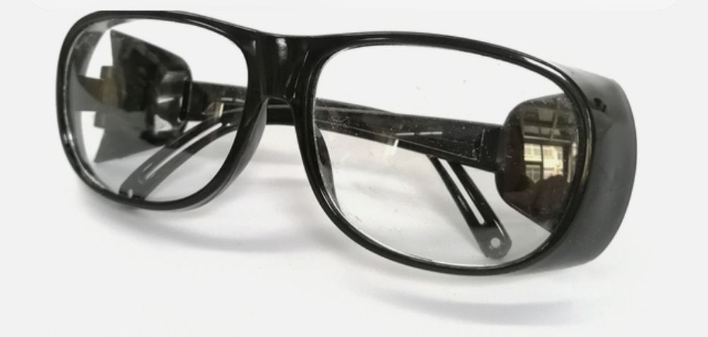 Защитные очки для слесарных работ