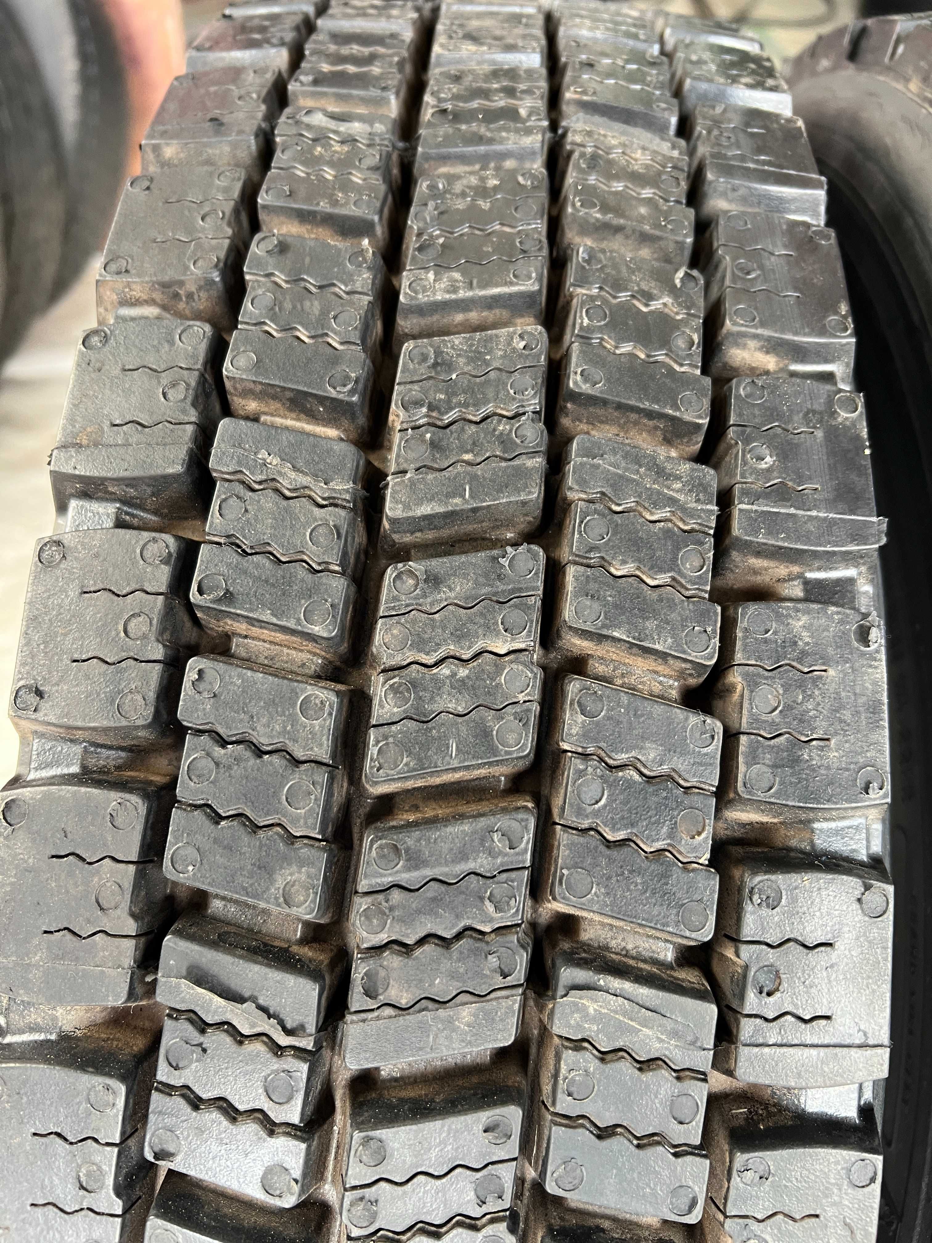 2 товарни гуми НОВ-Регенерат 205/75R17.5 Michelin Recamic 124/122M M+S
