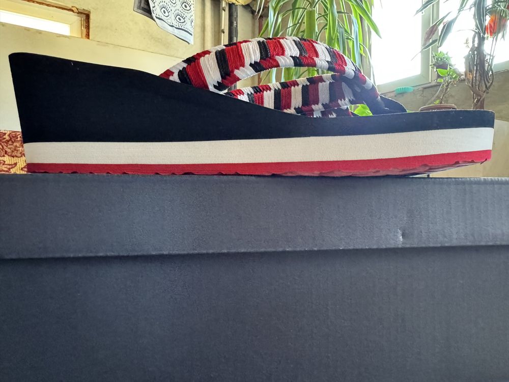 Tommy Hilfiger чехли/джапанки на платформа, 40 номер