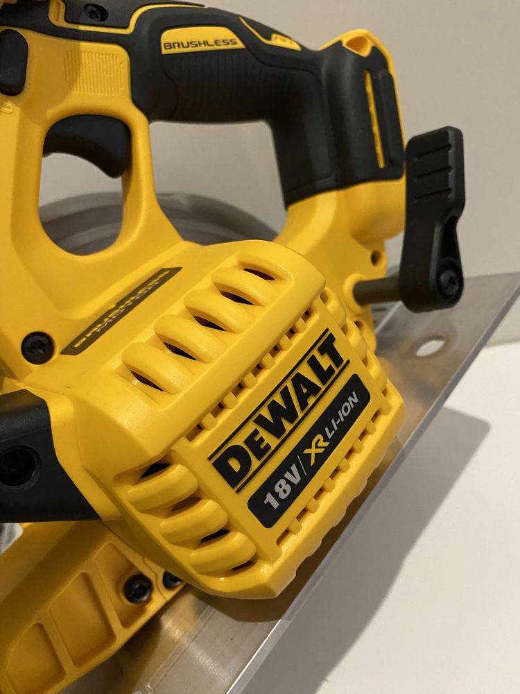 Акумулаторен Циркуляр DeWALT DCS570NT 18V XR Brushless