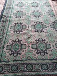 Вълнен старинен килим