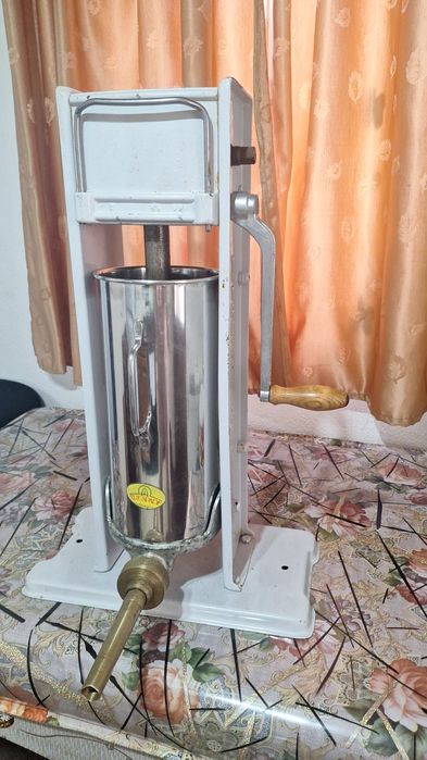 Mașina de cârnați  ,,TRE SPADE"