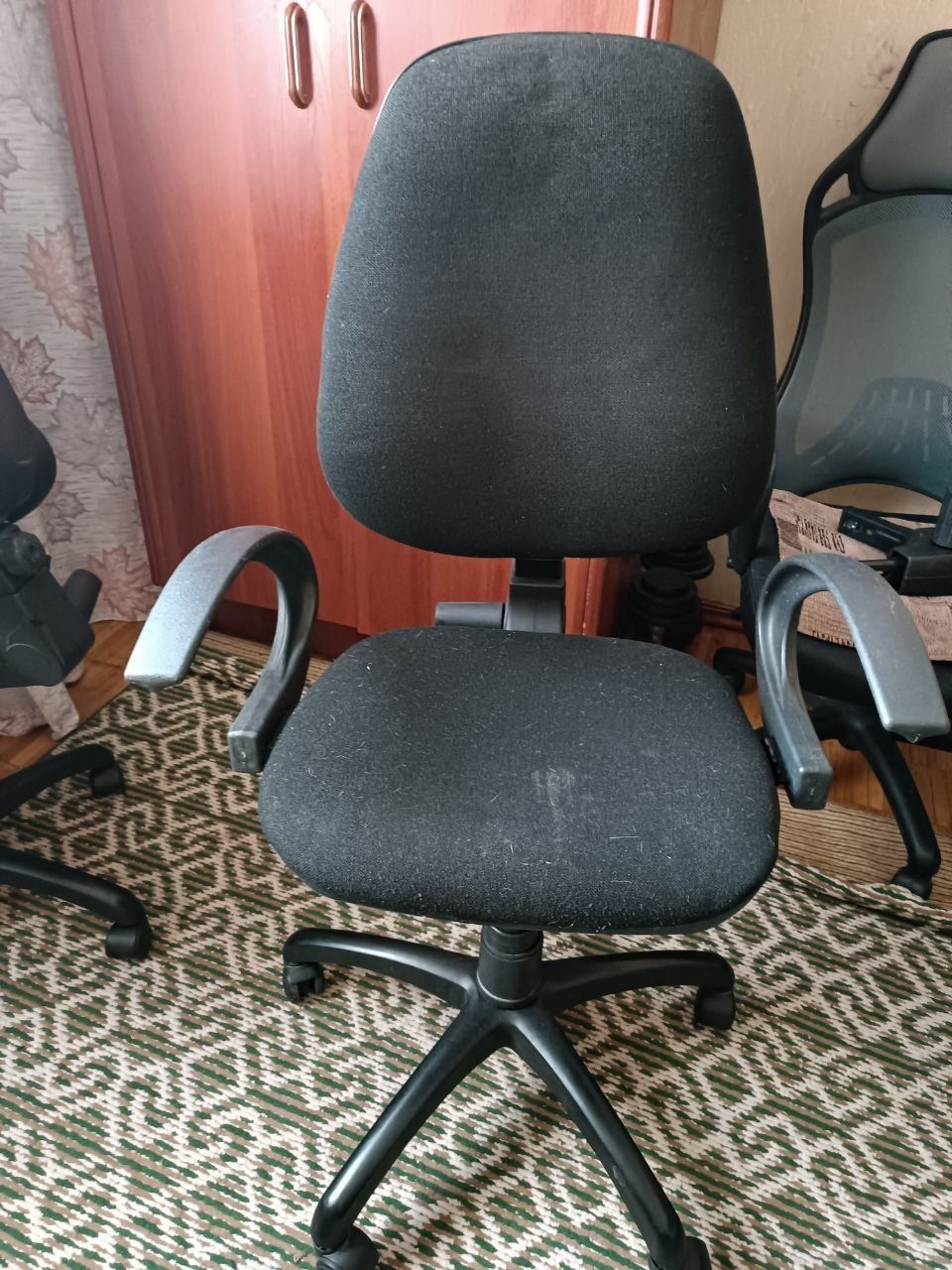 Офисное креслоо.