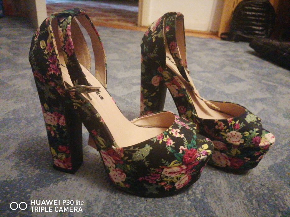 Pantofi cu toc florali