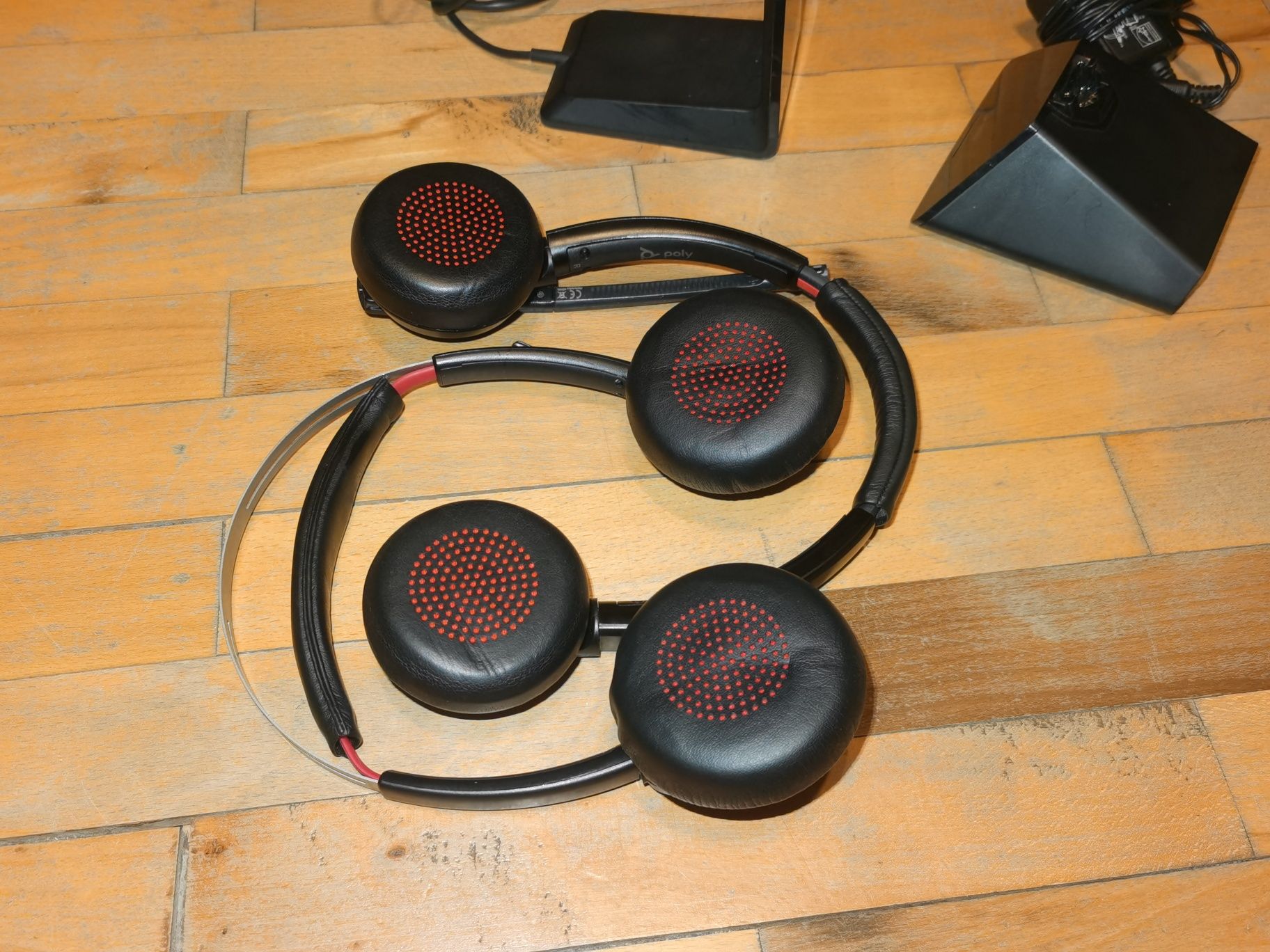 Продавам професионални headsets Plantronics Voyager focus и Savi 8200
