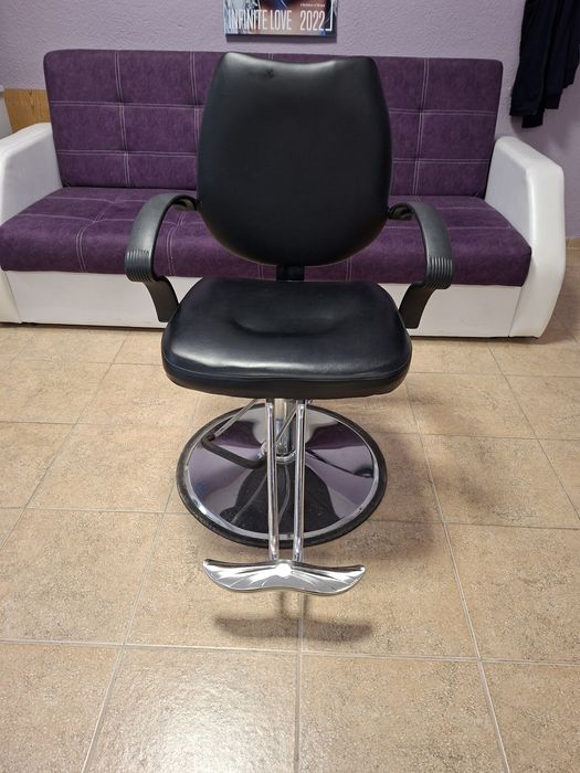 Продавам професионален фризьорски стол