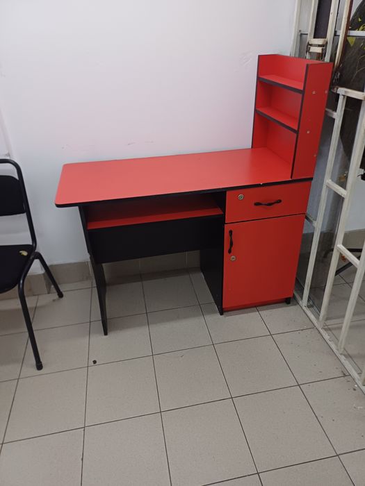 Продам маникюрный стол б/у