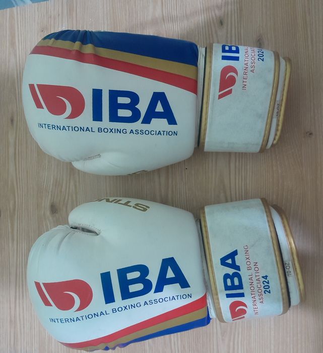 Продаю перчатки IBA в нормальном состояние