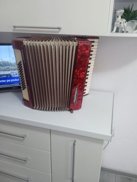 Vând acordeon Weltmaister Stella 48 basi