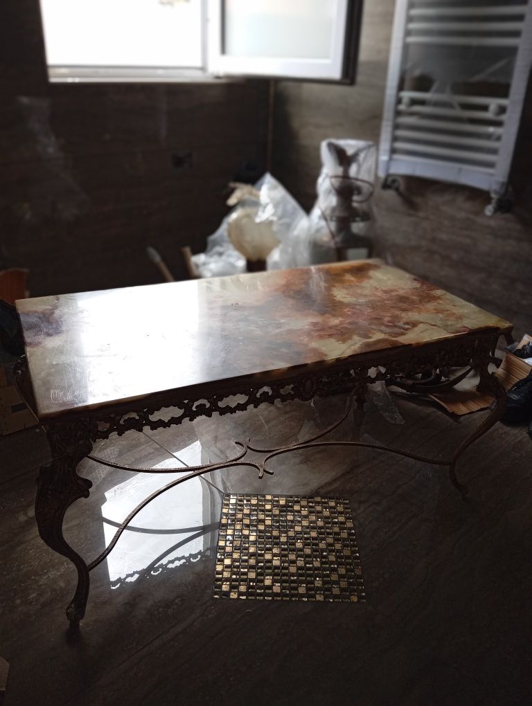 Masa din bronz și marmură