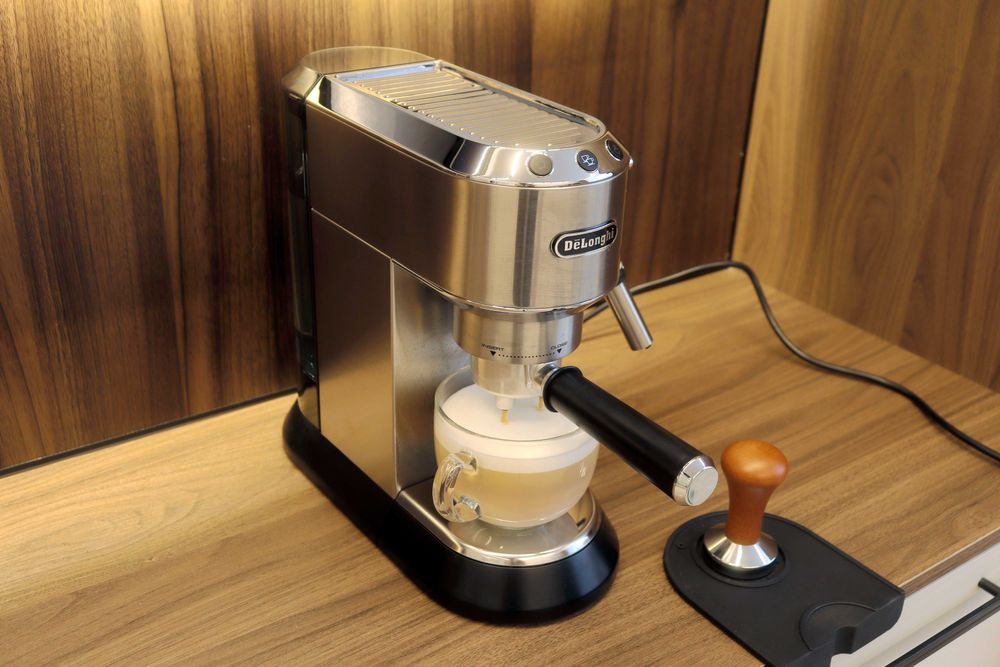 Продам кофеварку рожковую Delonghi EC-885.GY