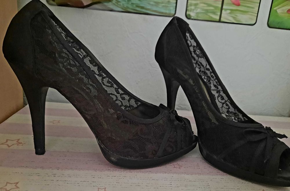 Дантелени токчета с отворен пръст 37