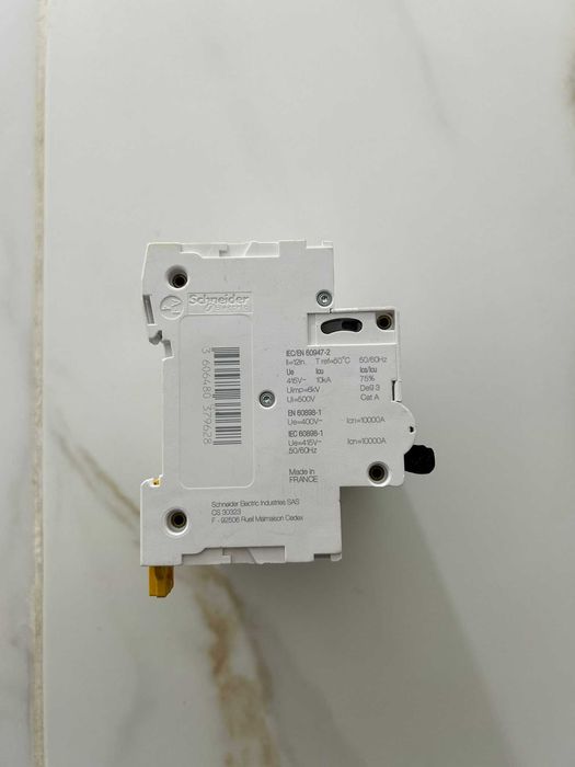 Întreruptor Schneider C120N D80A Trifazic