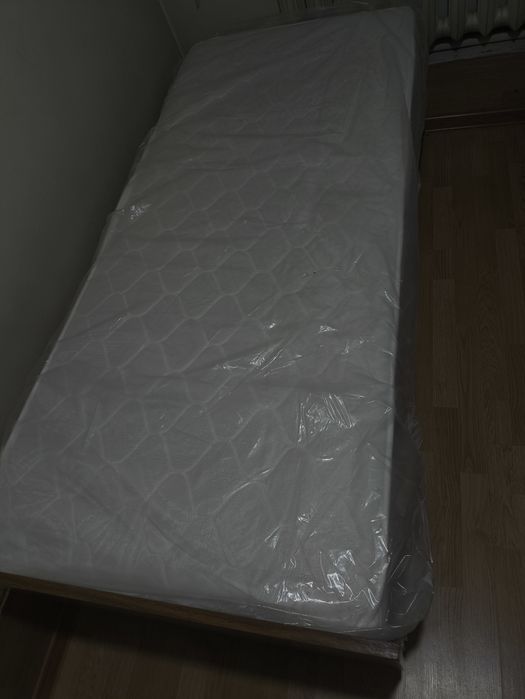 Здравствуйте продам две кровати с матрасом+ стеклянный  стол