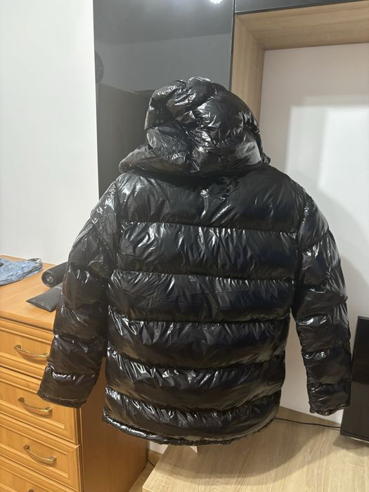 Geaca Monc lucioasa perfect pentru sezonul rece