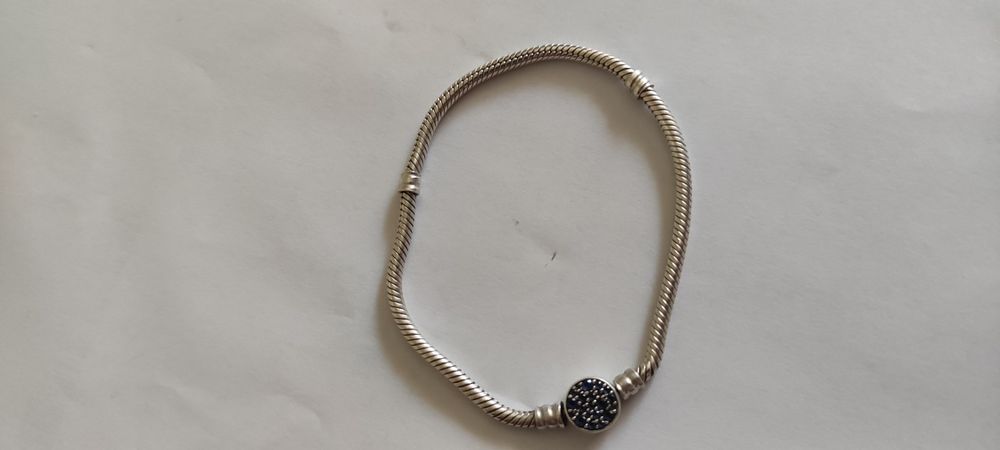 Vând brățară  Pandora cu talismane