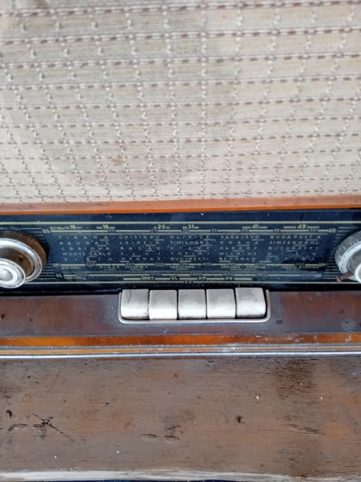Vand radio vechi.