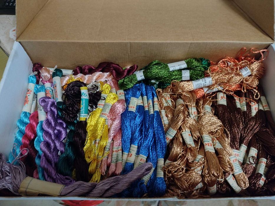 Копринени конци и кълбета