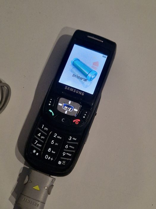 Telefon Samsung D500 funcțional doar cu încărcătorul in priza