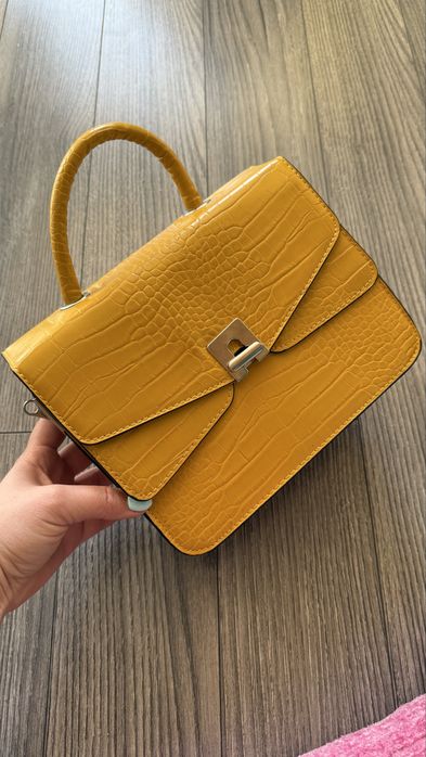 Жълта чанта Stradivarius