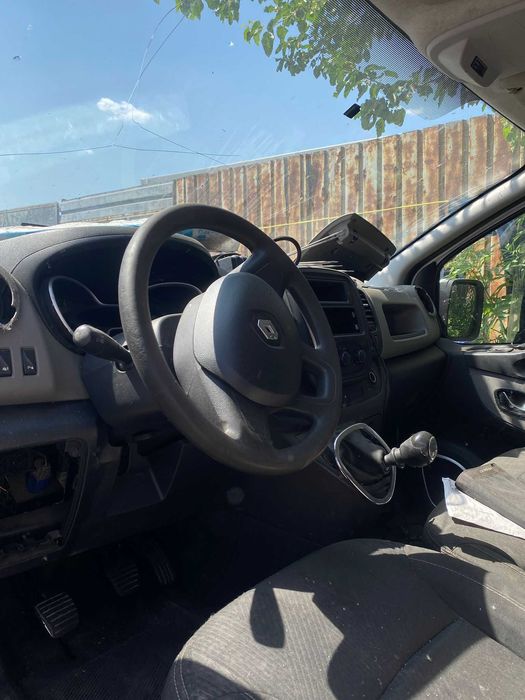 Dezmembrez Renault Trafic