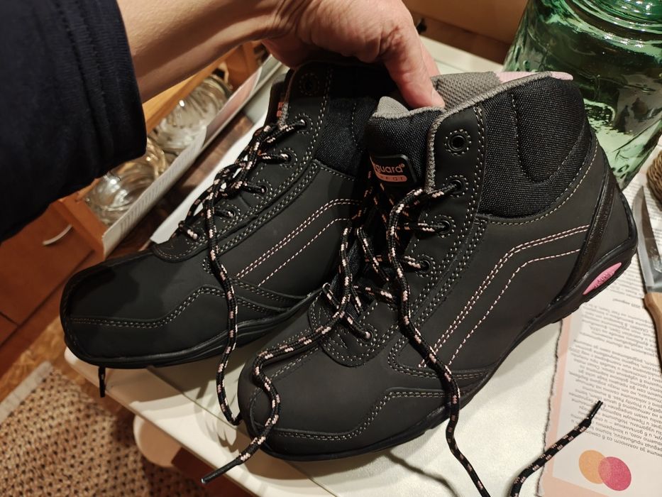 Продавам  НОВИ safety обувки.Номер 37.