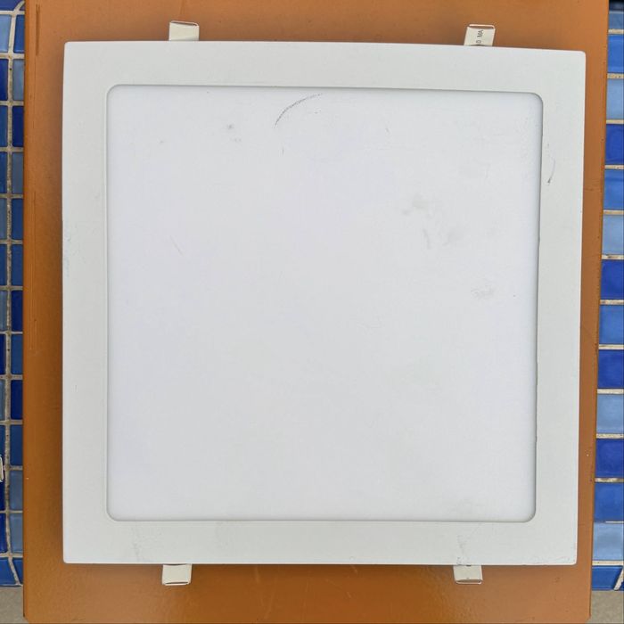 Плафон потолочный белый в хорошем состоянии