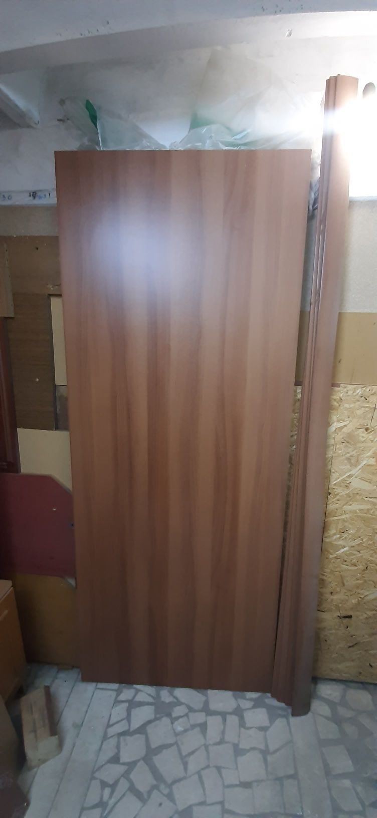 Продам  новую деревянную дверь