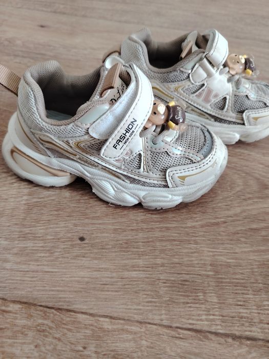 Продам кроссовки для девочки